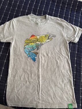 Wild Tribute men’s XS fishing t-shirt